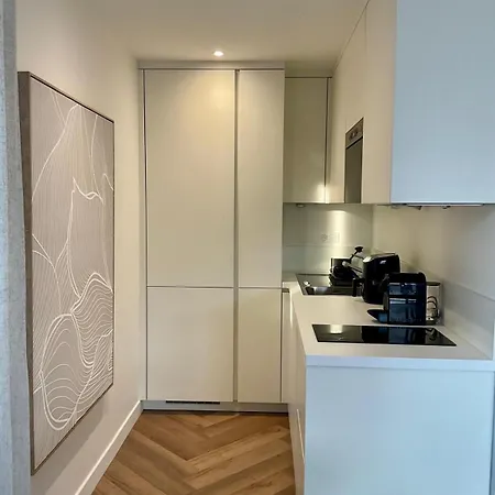 Le Joli Cocon - Moderne Proche キャバレール・シュル・メール