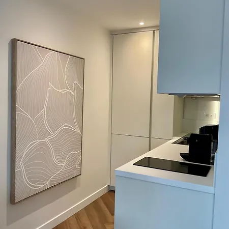 Le Joli Cocon - Moderne Proche * キャバレール・シュル・メール